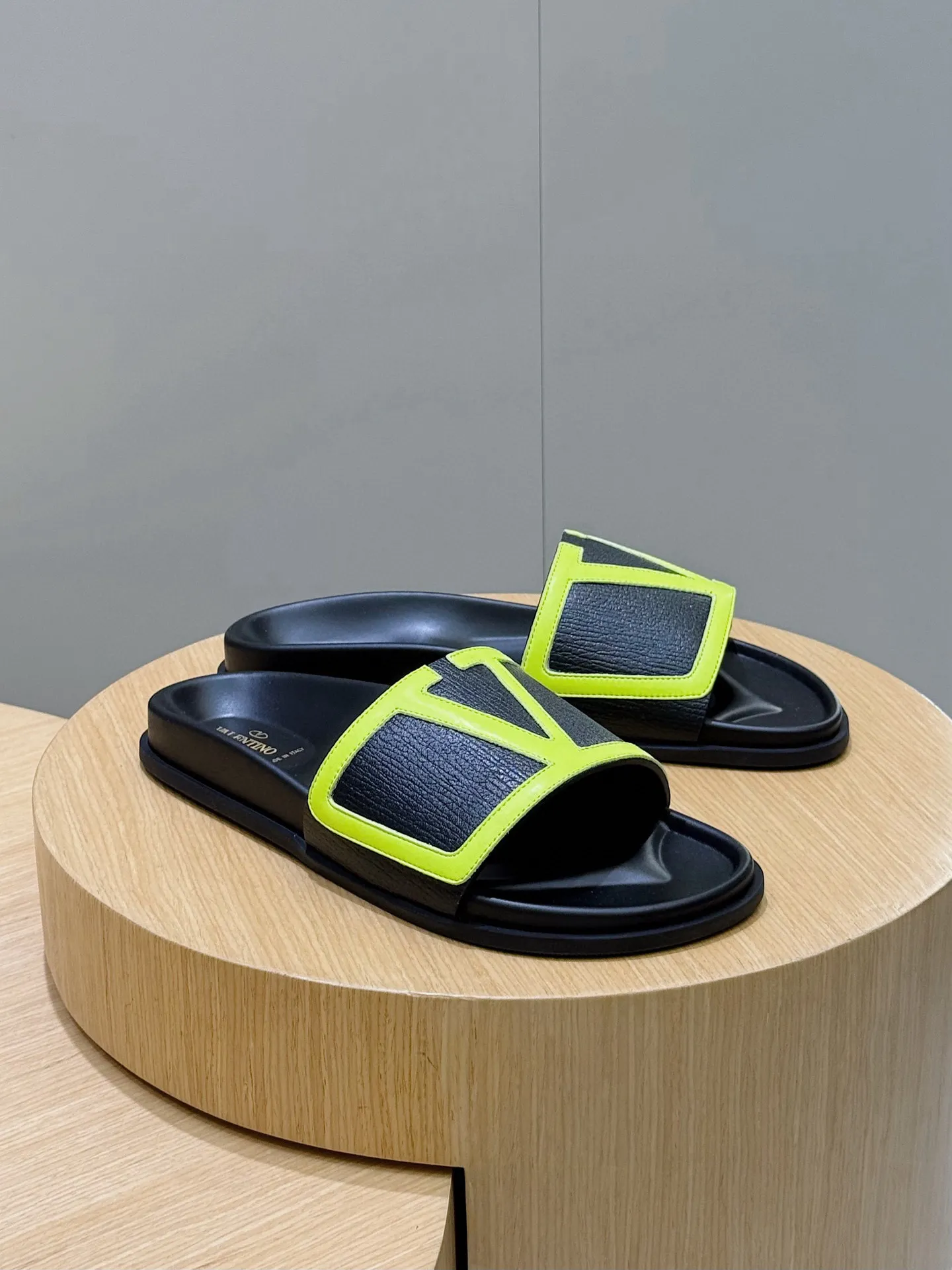 [VALENTINO] Top P: 540💰 Size: 39-44 (customized at 38.45) 🆕2025VLT — Valentino’s latest summer men’s slippers. The use of imported cowhide elements on slippers has been sublimated! It is worthy of recognition both visually and in terms of quality. Excellent quality, comfortable and durable! The embellishment of the perforated V hardware on the toe adds a sense of fashion! Cowhide feet